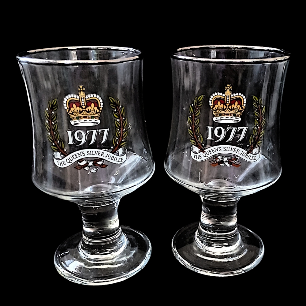 2 Queen Elizabeth II Silver Jubilee Coupe Glasses Wine‎ Cordial Souvenir Goblet - Picture 11 of 16